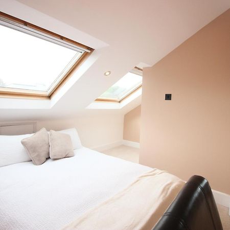 Luxury 3-Bedroom Apartment, Ealing Broadway Brentford Exterior photo