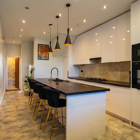 Luxury 3-Bedroom Apartment, Ealing Broadway Brentford Exterior photo