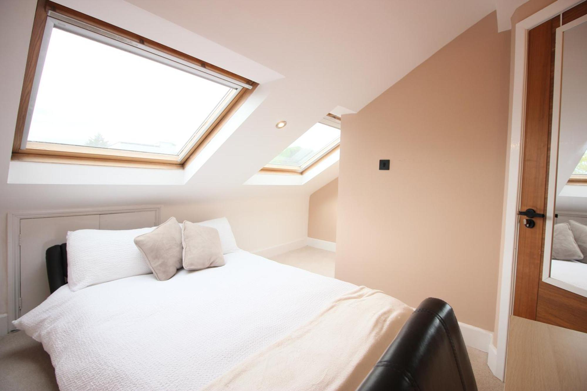 Luxury 3-Bedroom Apartment, Ealing Broadway Brentford Exterior photo